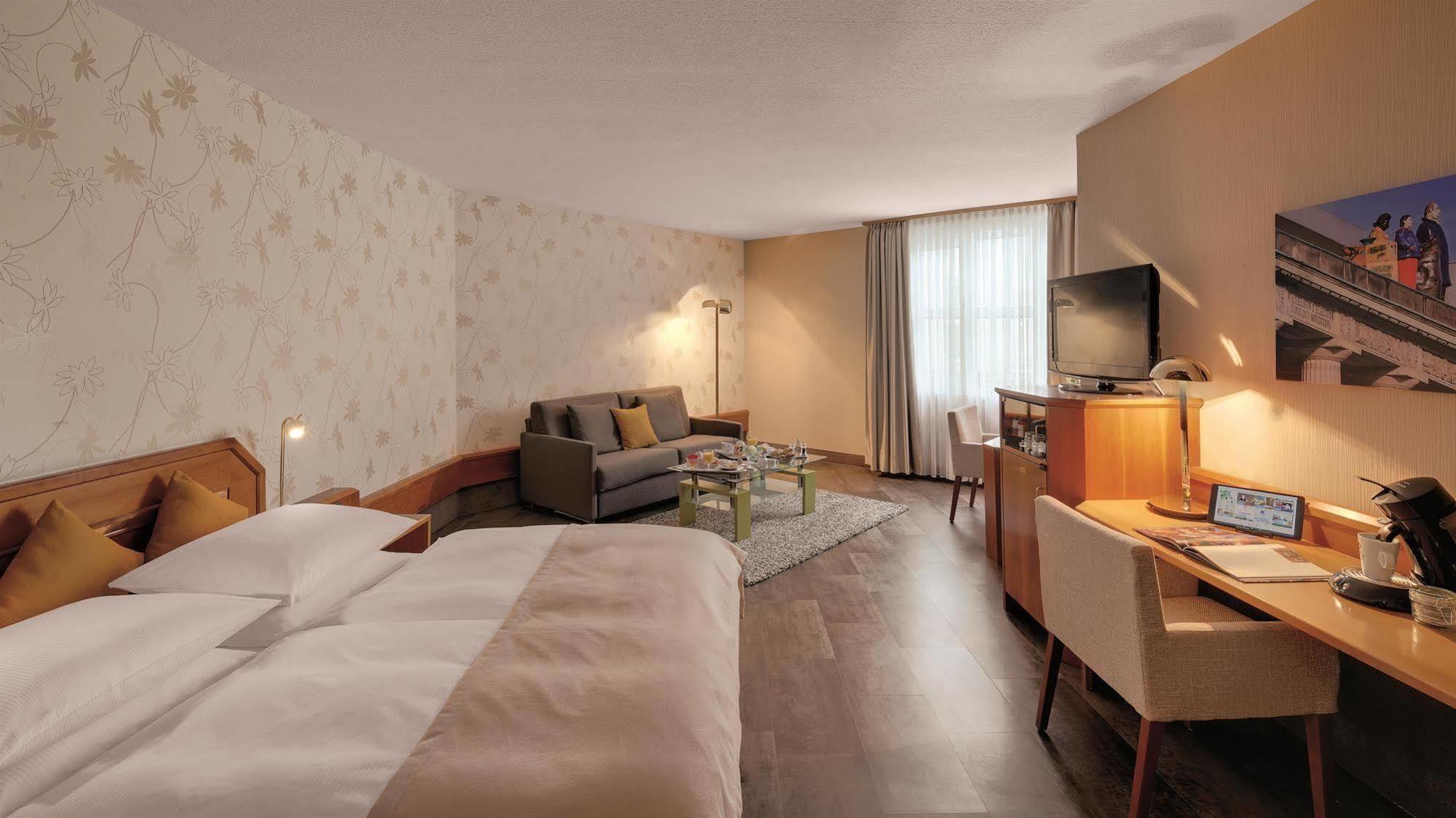Western Hotel 4*